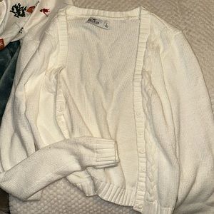 hollister cropped cardigan. in good condition. little piece of string out.